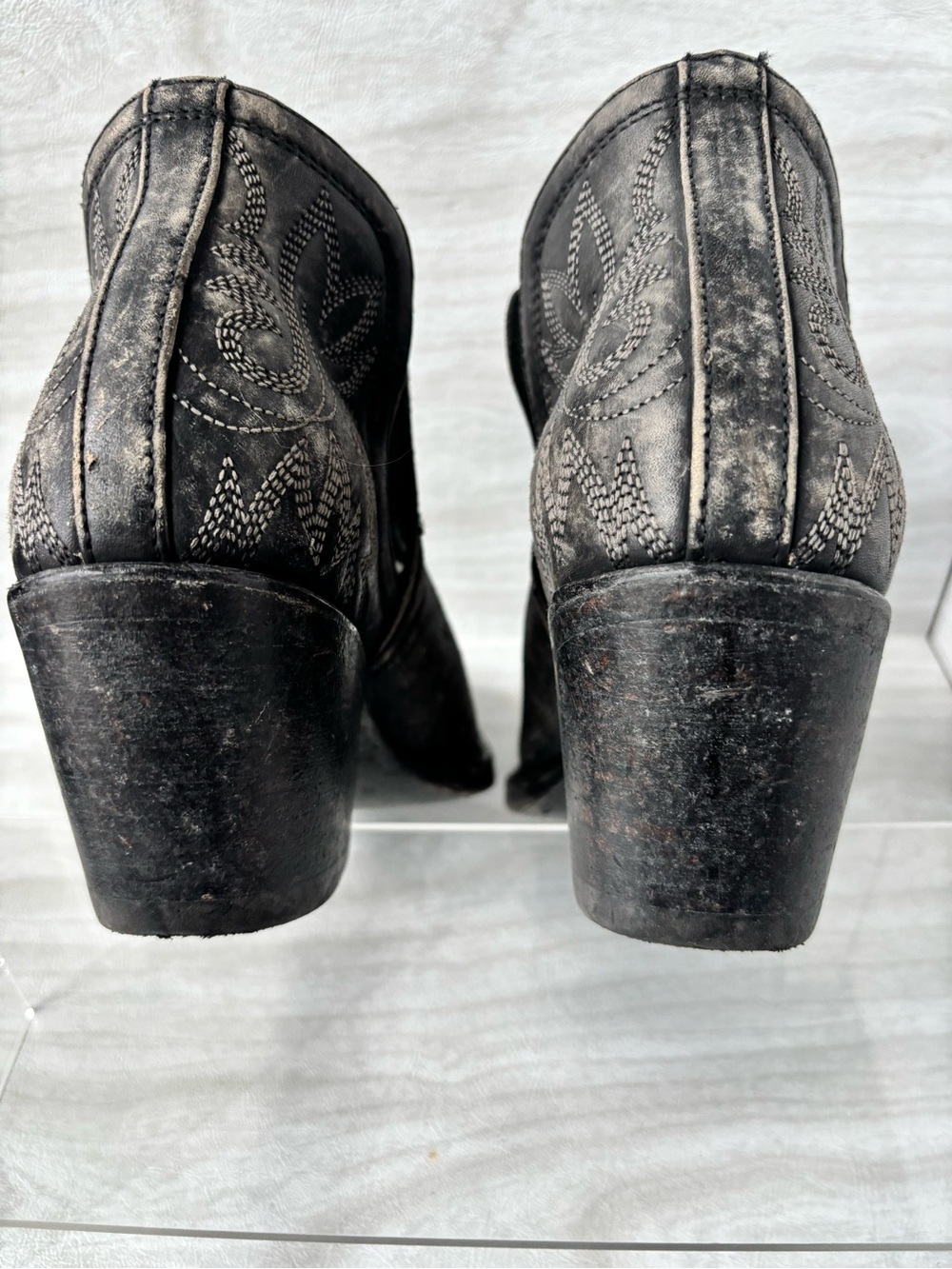 With Box Ariat Women’s Western Boots - naturally distressed black booties size 8 - Picture 6 of 16